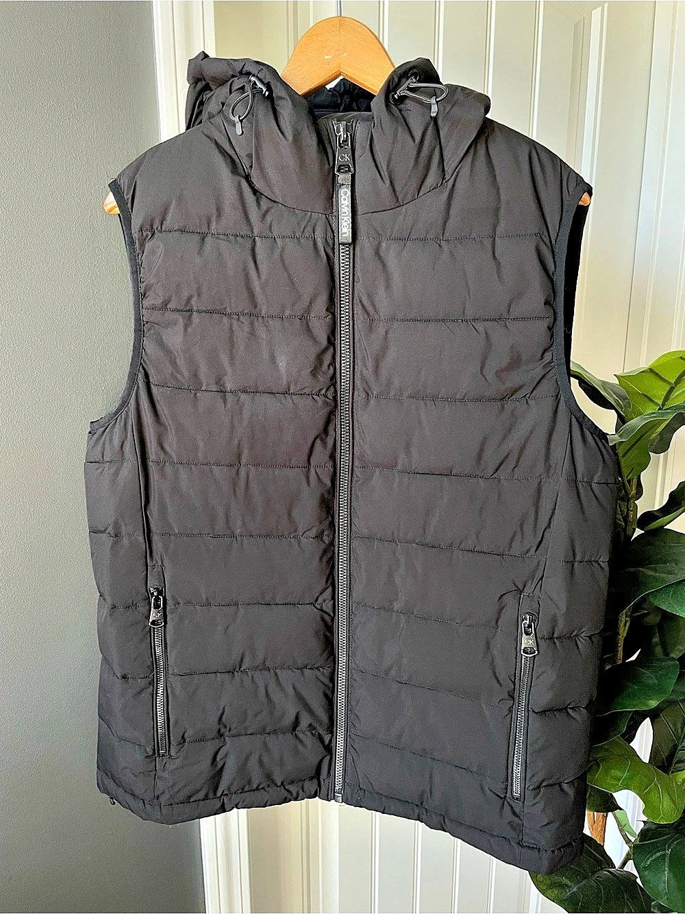Calvin Klein Sorona Aura Hooded Puffer Vest in Black Size Medium | *Spot*
